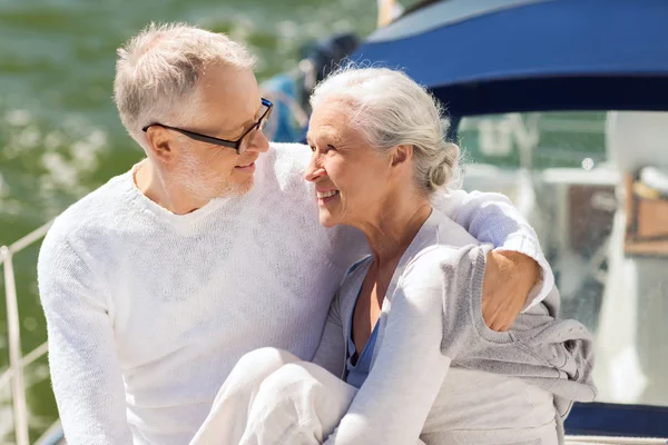 Senior paar knuffelen op zeil boot of jacht in zee — Stockfoto