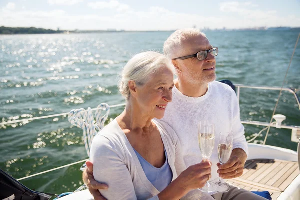 Senior couple drinking champagne on sail boat — Stock Photo, Image