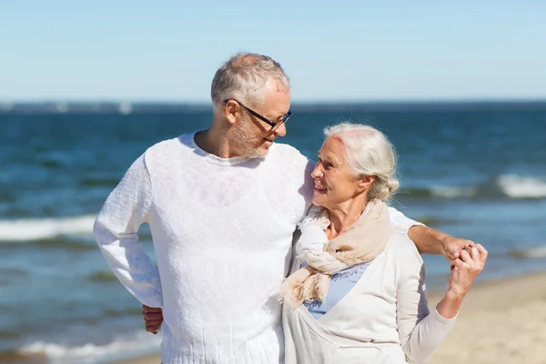 幸福的高级情侣拥抱在夏天的海滩上 — 图库照片