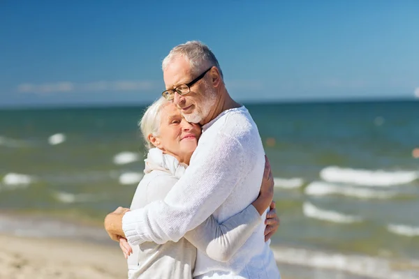 Glückliches Senioren-Paar umarmt sich am Sommerstrand — Stockfoto