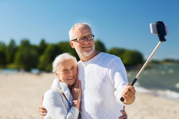 Gelukkige senior paar knuffelen op zomer strand — Stockfoto