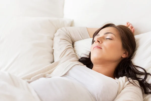 Happy těhotná žena spí v posteli doma — Stock fotografie