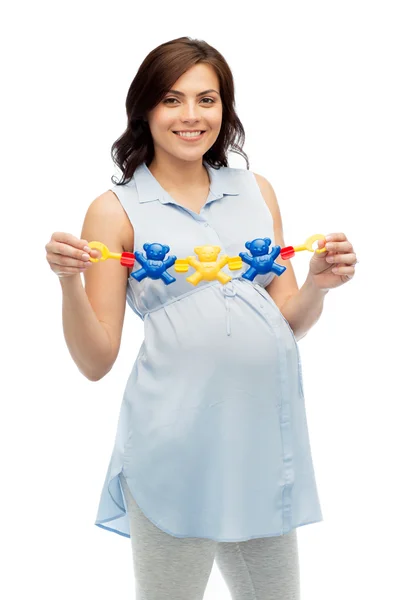 Gelukkige zwangere vrouw houden rammelaar speelgoed — Stockfoto