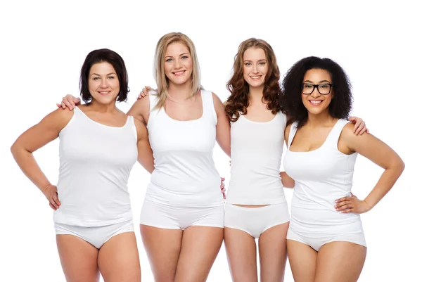 Groupe de femmes heureuses différentes en sous-vêtements blancs — Photo