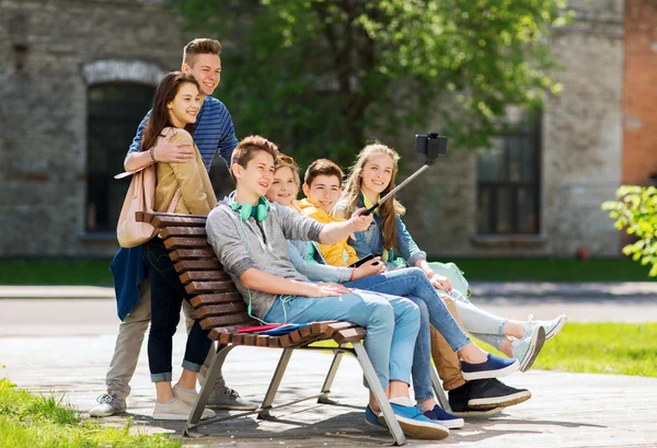 快乐的青少年学生，以智能手机自拍照 — 图库照片