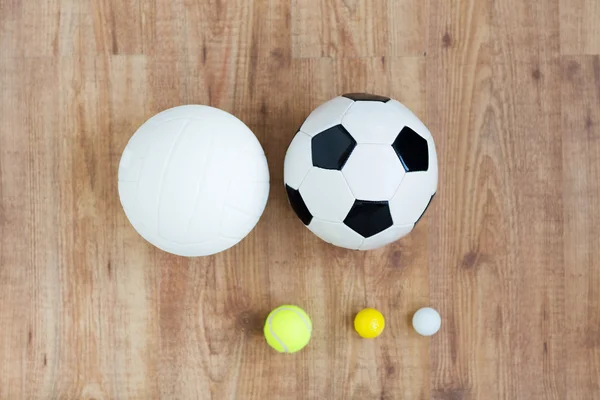 Primo piano di diverse palline sportive impostate su legno — Foto Stock