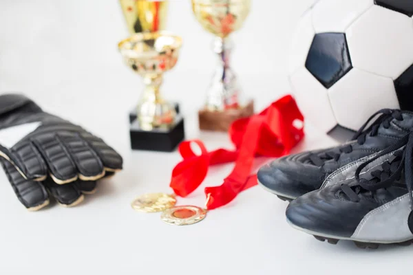 Primer plano de fútbol, botas, guantes, copa y medalla —  Fotos de Stock