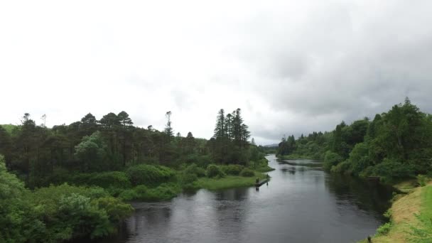 Mannen vissen op de rivier bank in Ierland vallei — Stockvideo