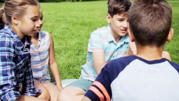 Gelukkige jonge geitjes rock-paper-scissors spel — Stockvideo