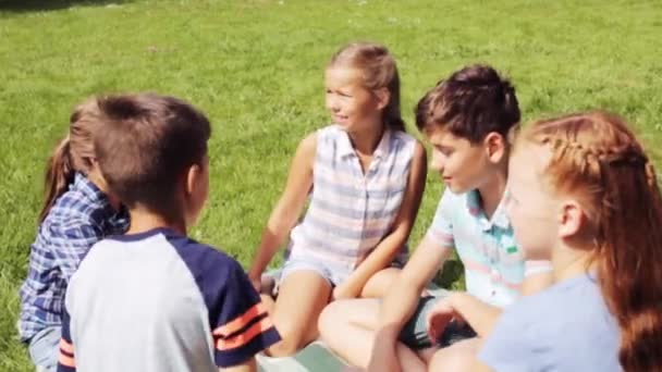 Группа счастливых детей, дающих пять на открытом воздухе — стоковое видео