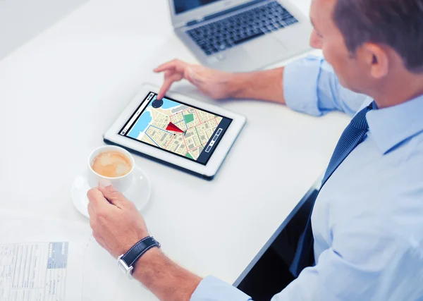 Geschäftsmann mit Tablet-PC und Kaffee im Büro — Stockfoto