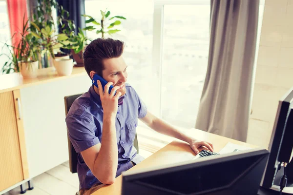 Trabajador masculino creativo feliz que llama en el teléfono inteligente —  Fotos de Stock