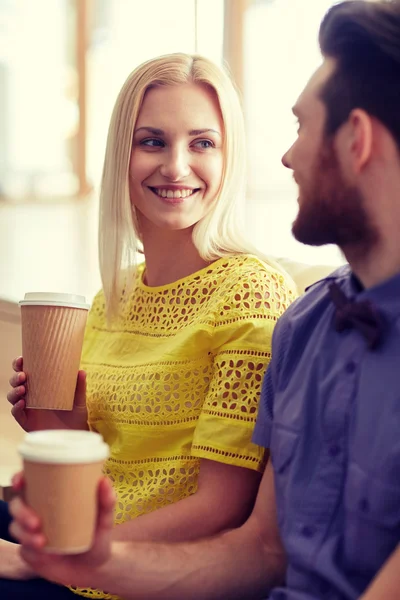 Happy man and woman drinking coffee in office — Stock Photo, Image