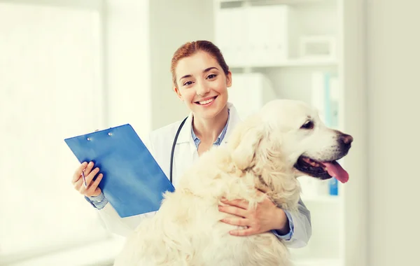 Ευτυχισμένος γιατρός με retriever σκύλου στο ΚΤΗΝΙΑΤΡΙΚΗ ΚΛΙΝΙΚΗ — Φωτογραφία Αρχείου