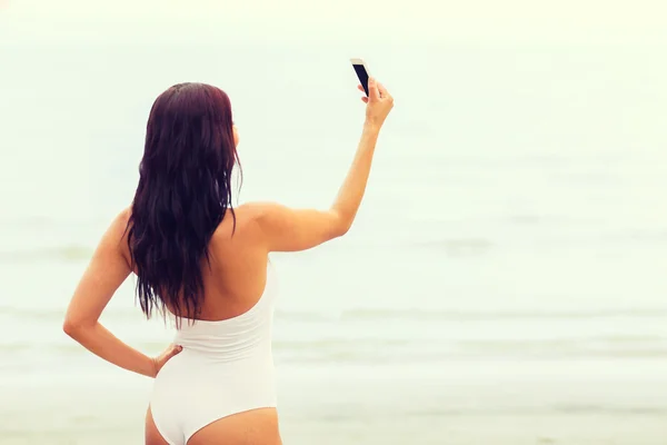 Junge Frau macht Selfie mit Smartphone — Stockfoto