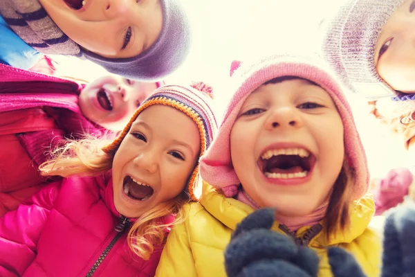 Gruppo di bambini felici volti in cerchio — Foto Stock