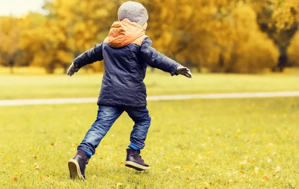 Malý chlapec běží venku — Stock fotografie