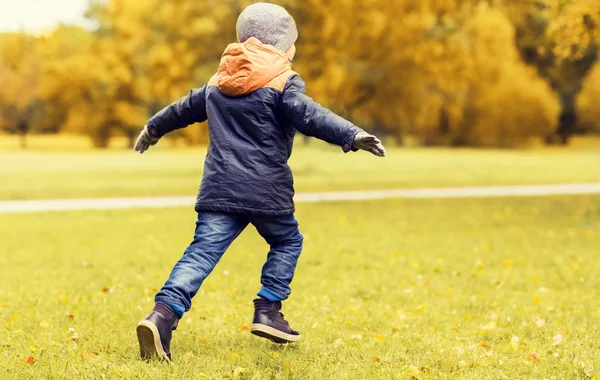 Pequeño niño corriendo al aire libre — Foto de Stock