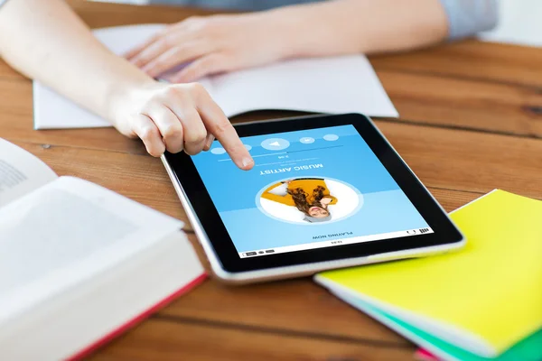 Primo piano dello studente con tablet pc e notebook — Foto Stock