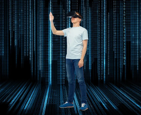 Gelukkig man in virtuele werkelijkheid hoofdtelefoon of 3D-bril — Stockfoto