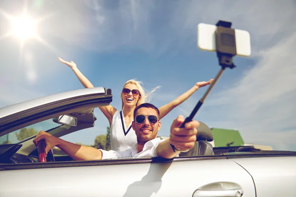 Feliz pareja en coche tomando selfie con smartphone — Foto de Stock