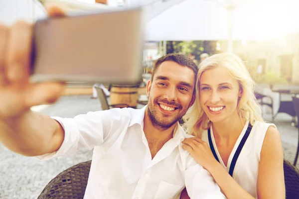 Pareja tomando selfie con smatphone en restaurante — Foto de Stock