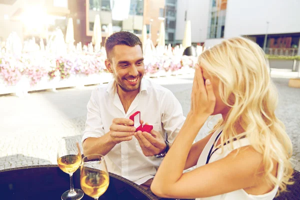 Man with engagement ring making proposal to woman — Stock Photo, Image