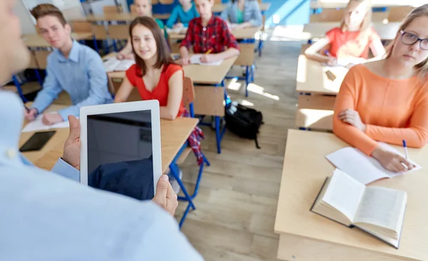 Diákok és a tanárok tablet PC-iskolában — Stock Fotó