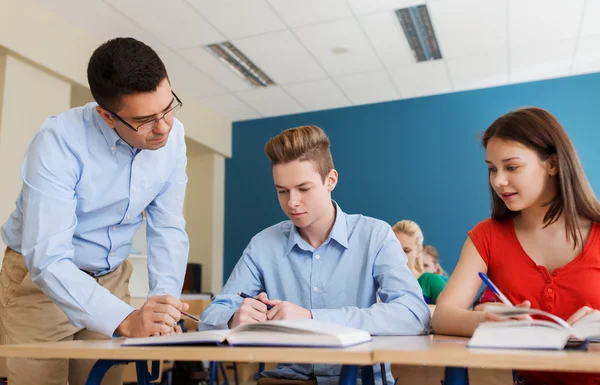 Groep van studenten en docent aan de school klas — Stockfoto