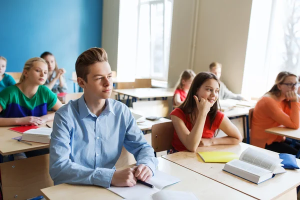 Gruppo di studenti con quaderni a scuola lezione — Foto Stock