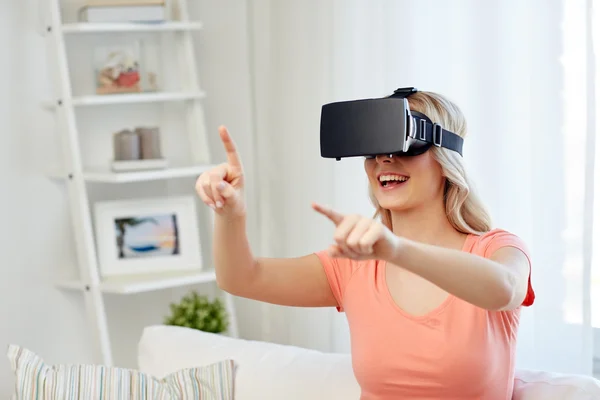 Nainen virtuaalitodellisuus kuulokkeet tai 3D-lasit — kuvapankkivalokuva