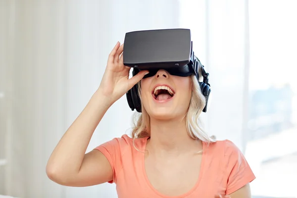 Kvinna i virtuell verklighet headset eller 3D-glasögon — Stockfoto