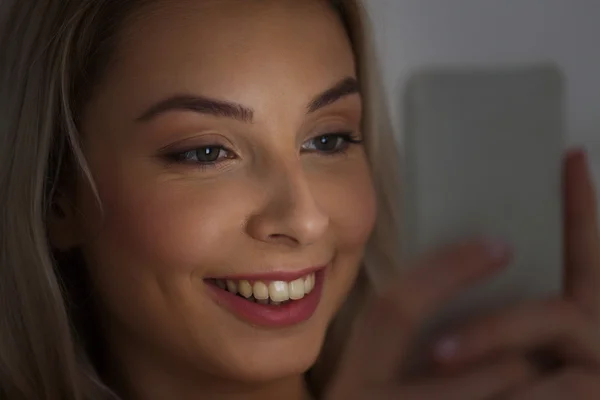 Felice sorridente giovane donna con smartphone di notte — Foto Stock