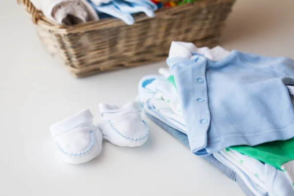 Primer plano de ropa de bebé para el niño recién nacido en la cesta — Foto de Stock