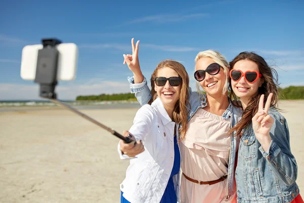 Grupo de mujeres sonrientes tomando selfie en la playa —  Fotos de Stock
