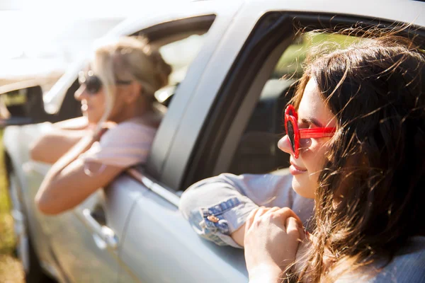 Niñas adolescentes felices o mujeres en coche en la playa —  Fotos de Stock