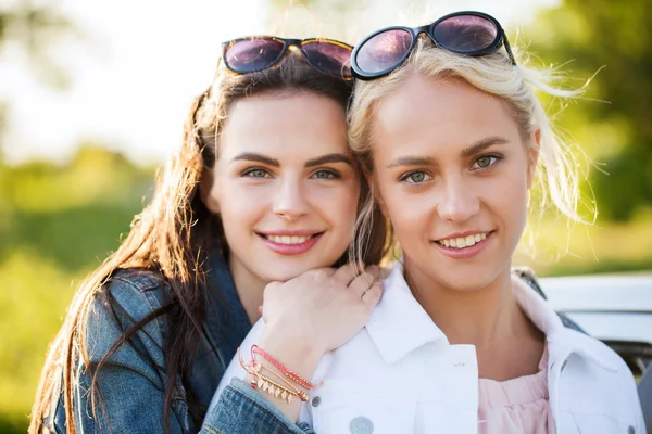 Happy young women or teenage girls outdoors — Stock Photo, Image