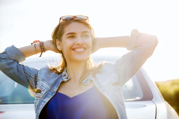 Adolescente feliz o mujer joven cerca del coche — Foto de Stock