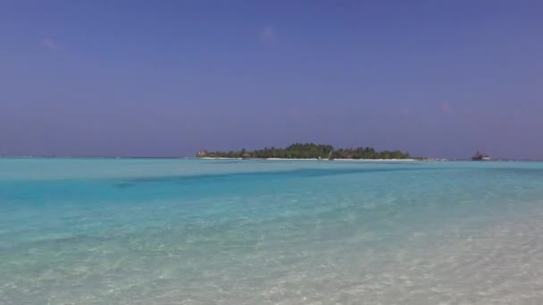 Laguna de mar azul en la playa de Maldivas — Vídeo de stock