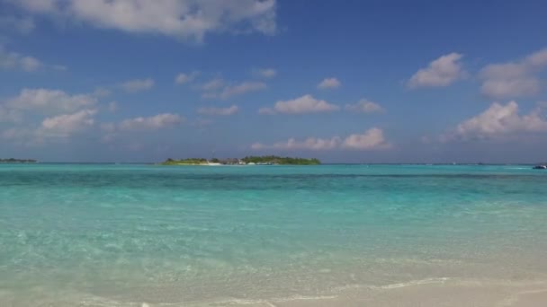 Blauwe zee lagoon op Malediven strand — Stockvideo