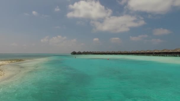 Bungalow-Hütten im Meer am tropischen Badestrand — Stockvideo