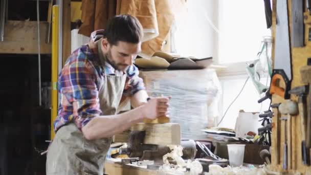 Carpintero trabajando con plano y madera en taller — Vídeo de stock