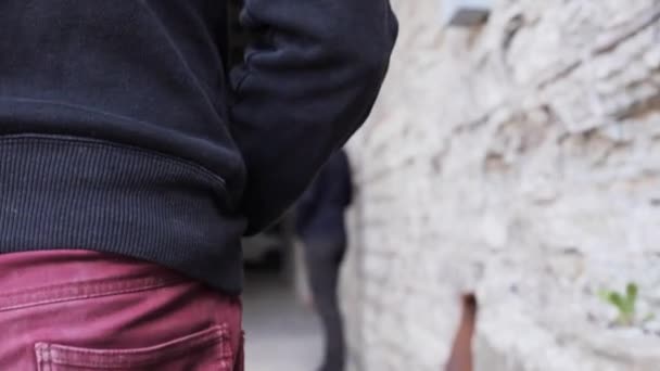 Verslaafde kopen dosis van drugsdealer op straat — Stockvideo