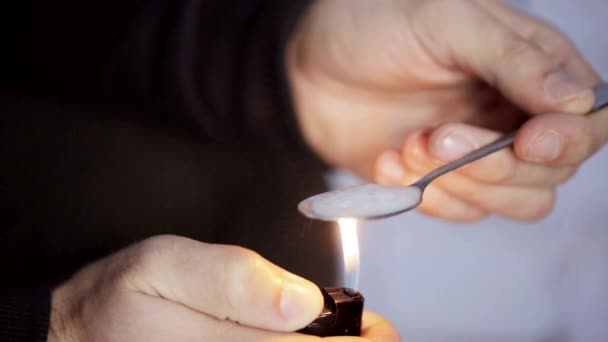 Наркоман готовит дозу кокаина — стоковое видео