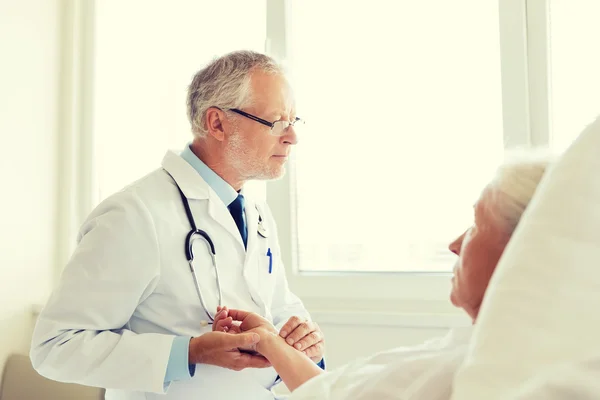 Médecin vérifiant pouls de la femme âgée à l'hôpital — Photo