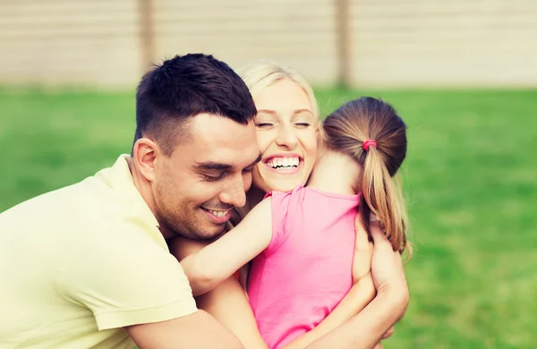 Famille heureuse étreinte à l'extérieur — Photo