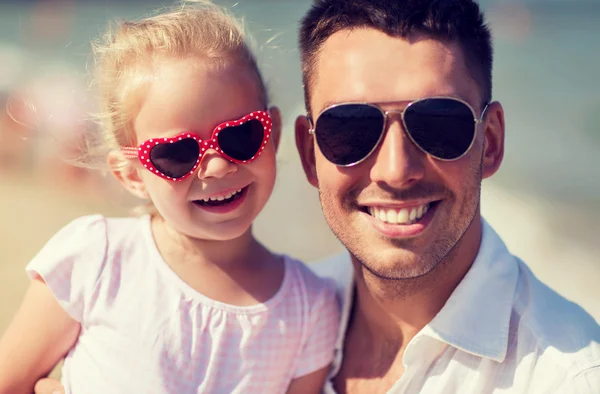 Familia feliz en gafas de sol en la playa de verano —  Fotos de Stock