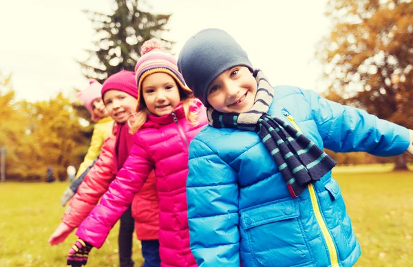 Grupp av glada barn har roligt i höst park — Stockfoto