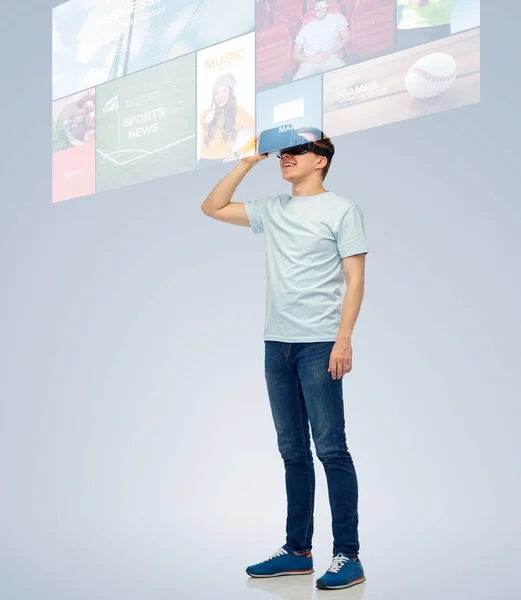 Gelukkig man in virtuele werkelijkheid hoofdtelefoon of 3D-bril — Stockfoto