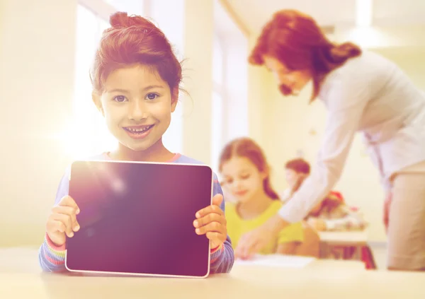 Piccola ragazza della scuola con tablet pc sopra l'aula — Foto Stock